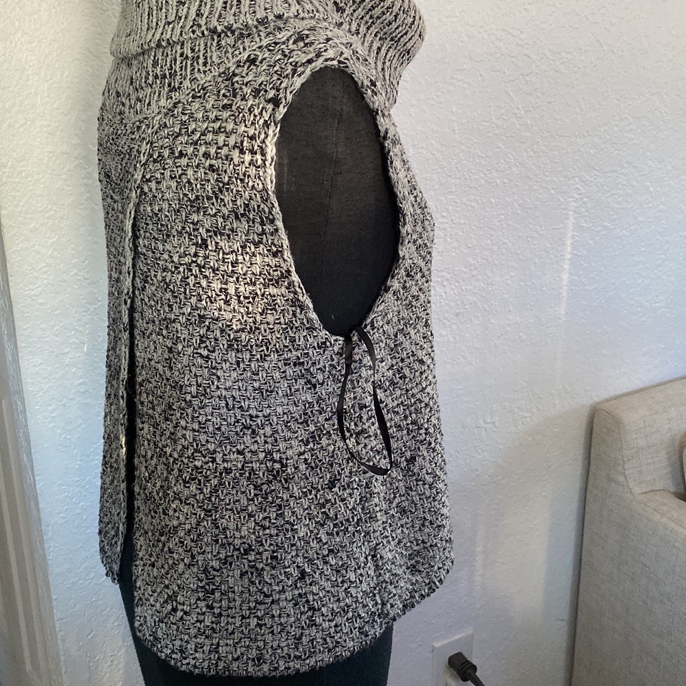 Bebe Sleeveless Sweater - Picture 4 of 7